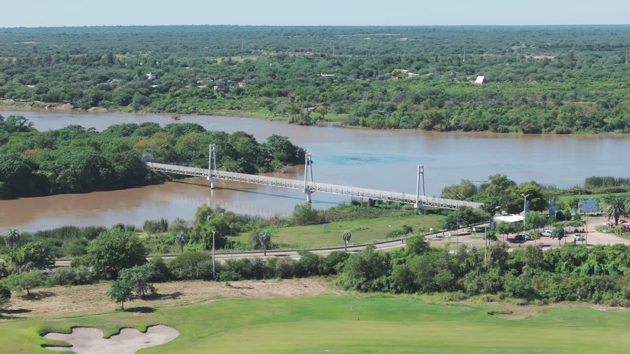 아르헨티나의 테르마스 데 리오 도 (termas de río hondo) 에 있는 아름다운 서스펜션 브릿지, 경치 좋은 주변을 배경으로 건축적 우아함을 보여준다.