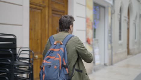 personas caminando por una calle de la ciudad