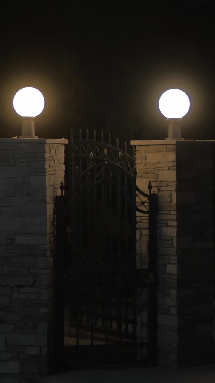 puerta iluminada por la noche