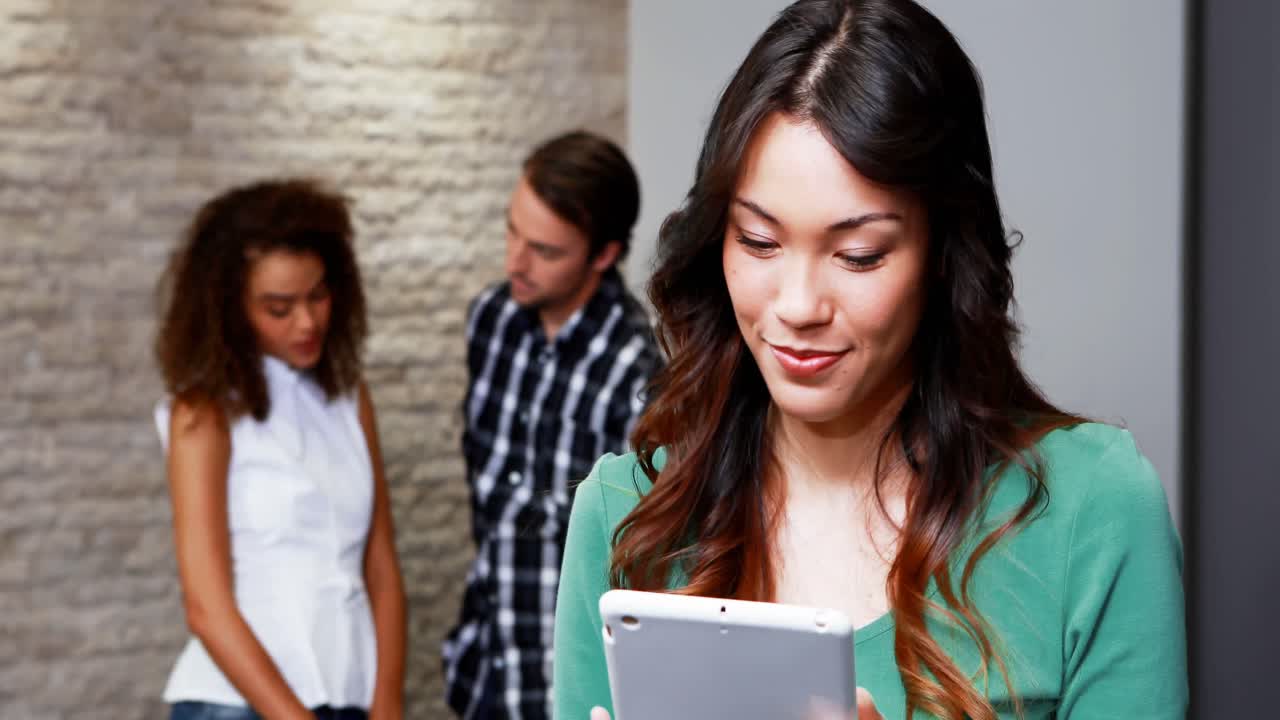 mujer ejecutiva que usa una tableta digital