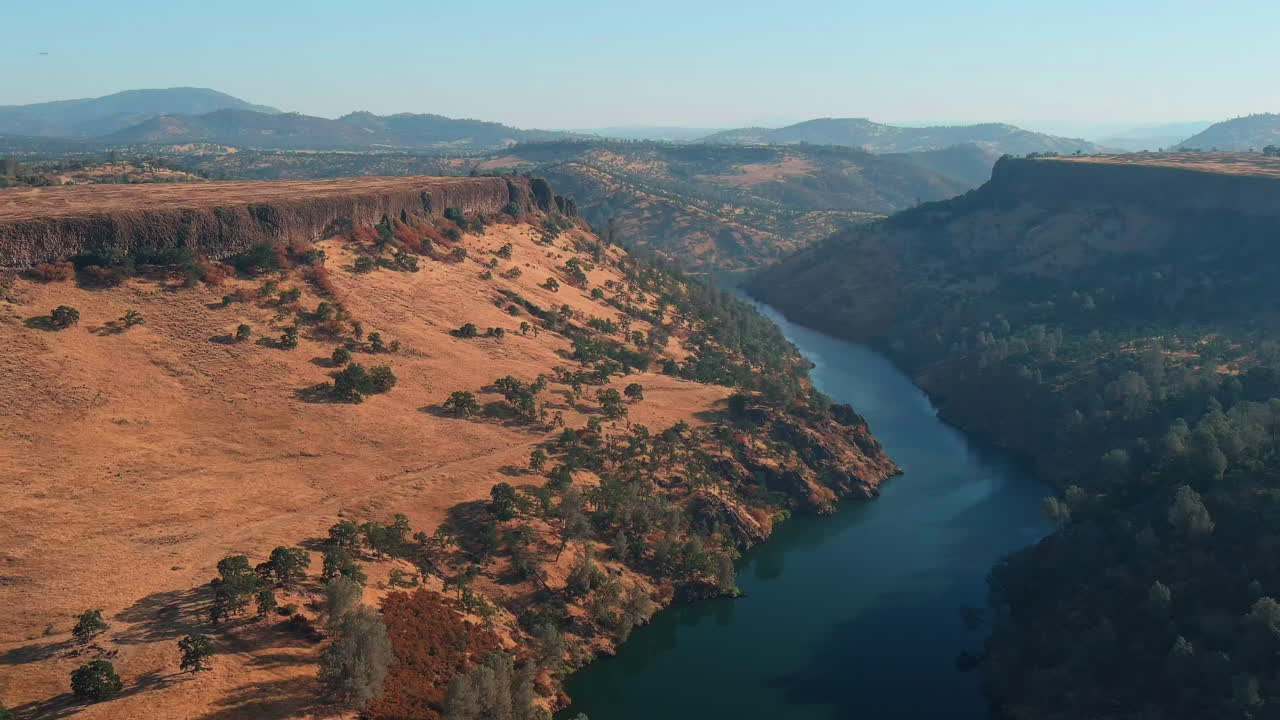 Veduta aerea del Lago Tulloch tra le pareti rocciose montuose a Copperopolis, California, USA