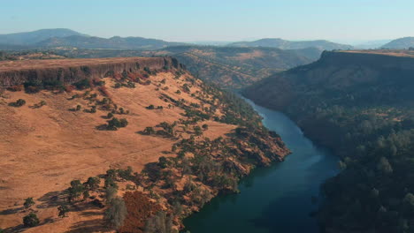 Vista-Aérea-Del-Lago-Tulloch-Entre-El-Acantilado-De-Montaña-En-Copperopolis,-California,-EE.UU.