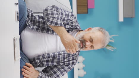 el video vertical del anciano que huele mal olor está perturbado y disgustado.