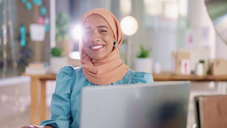 Face-of-satisfied-business-woman-at-computer