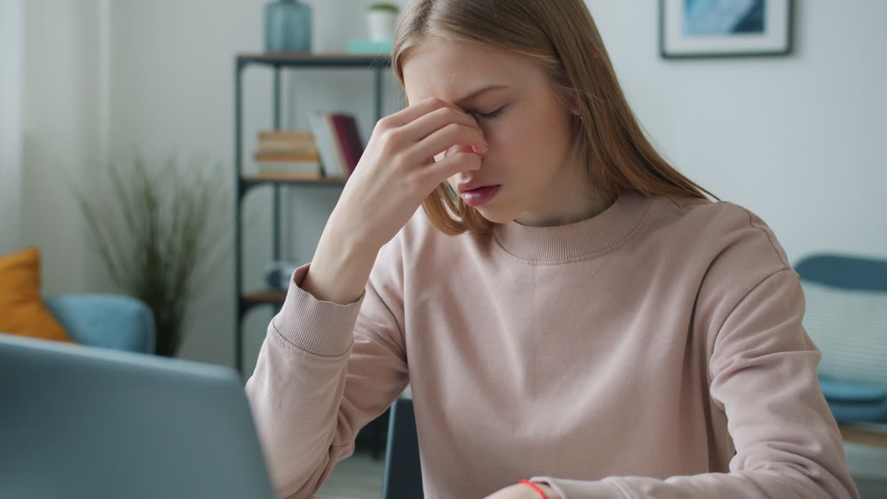 Adolescente stressato/a durante la lezione online o la sessione di studio