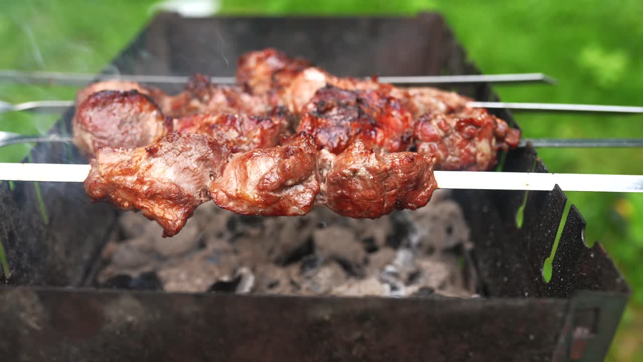 kebabs a la parrilla en una parrilla de carbón