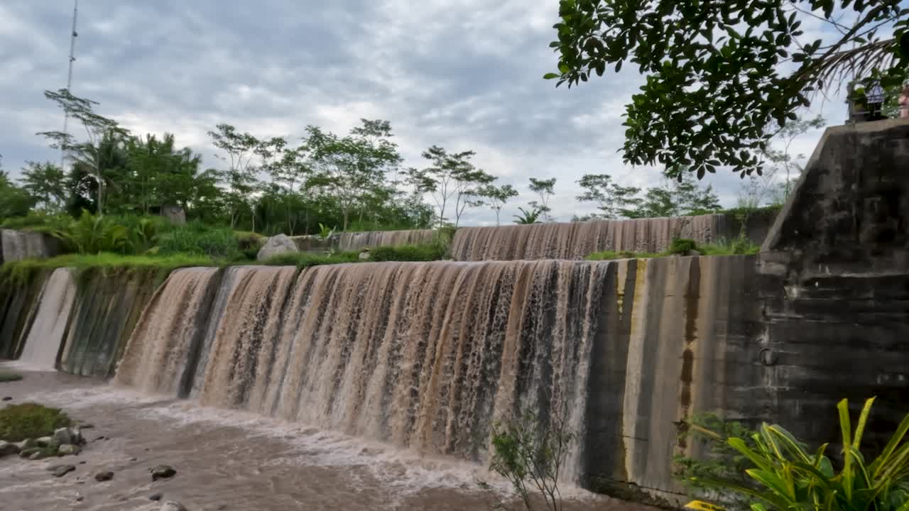 물은 진과 화산 재를 지니고 있기 때문에 구름이 많은 폭포의 전망은 차가운 용암 흐름의 경로입니다.