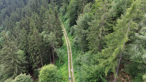 Linien-Und-Spaziergänge-In-Der-Drohne-Der-Pfadfindergruppe-Helfen-Dabei,-Sich-Jeden-Morgen-Der-Suche-Besser-Kennenzulernen