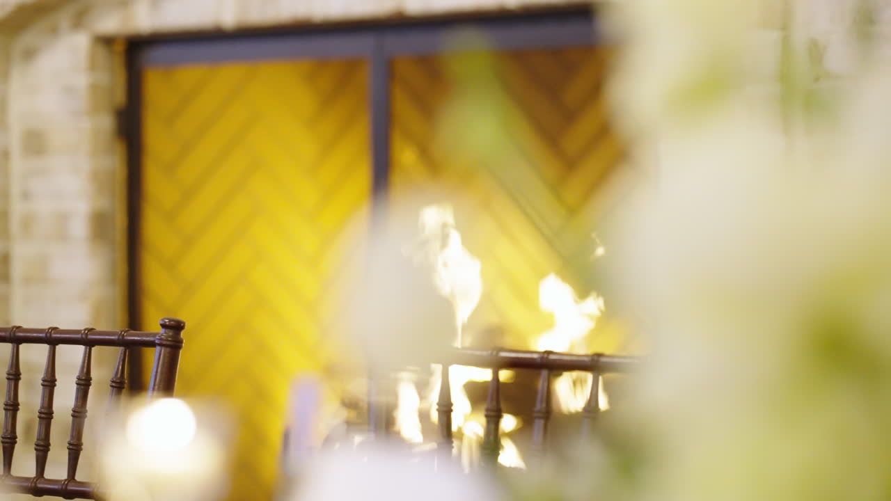 식탁 아늑한 축제 인테리어 샷으로 벽난로