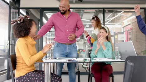 Fröhliche,-Vielfältige-Geschäftsleute,-Die-Bei-Treffen-Im-Büro-In-Zeitlupe-In-Die-Hände-Klatschen