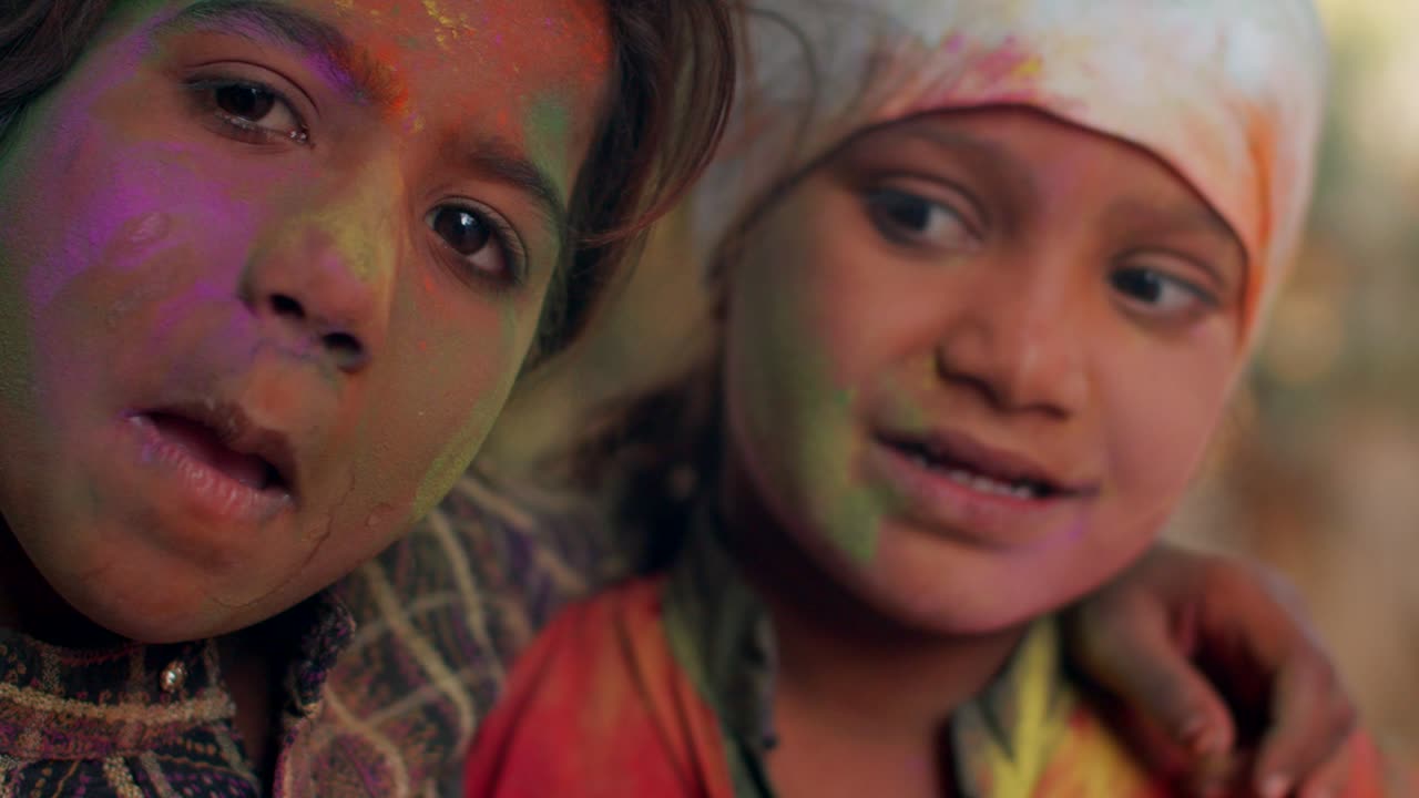 niños celebrando el festival hindú de holi en rajasthan, india