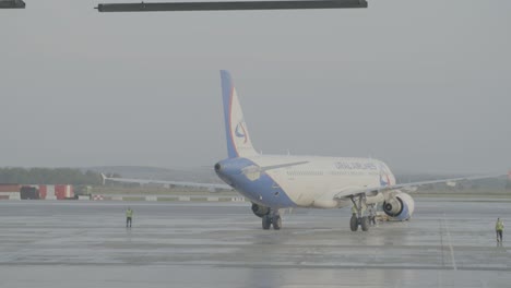 avión de las aerolíneas urales en el aeropuerto