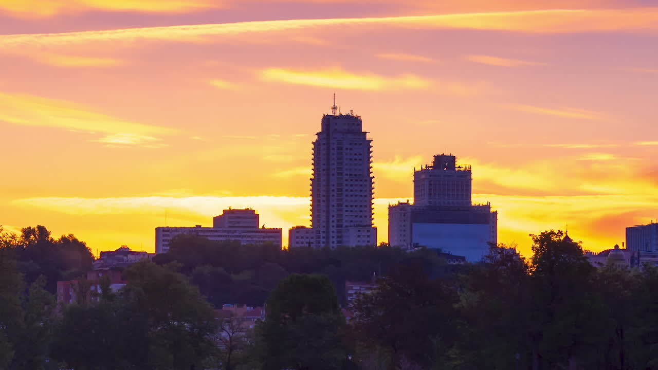Timelapse do horizonte de Madrid ao nascer do sol.
