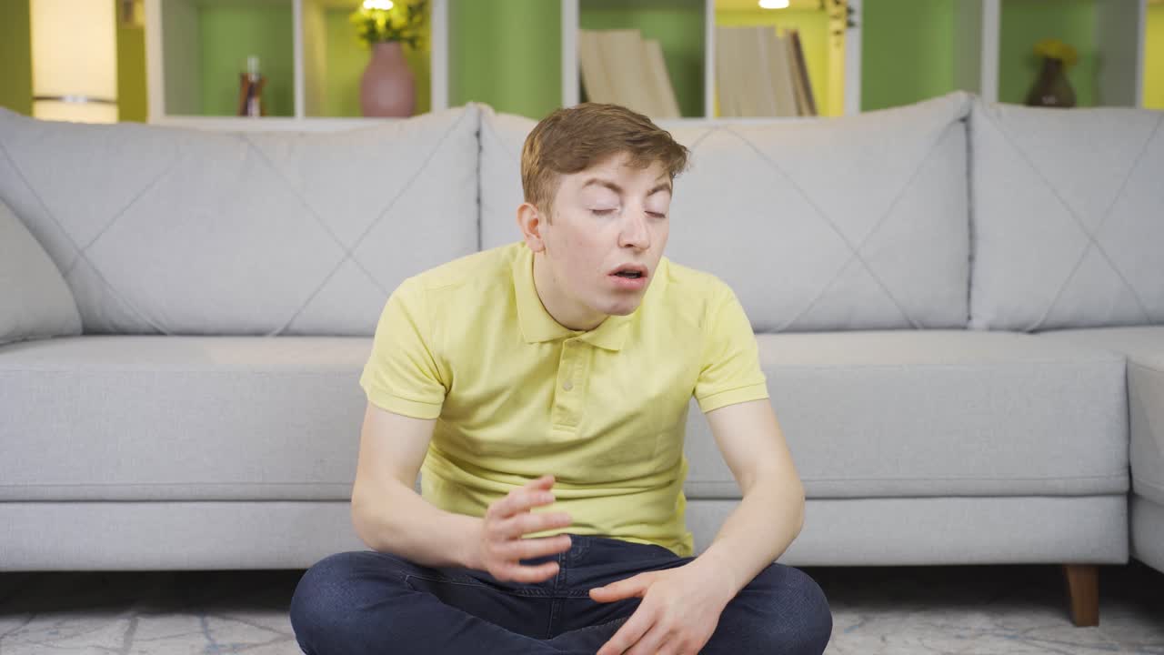 그 청년은 좋은 소식을 듣고 행복합니다.