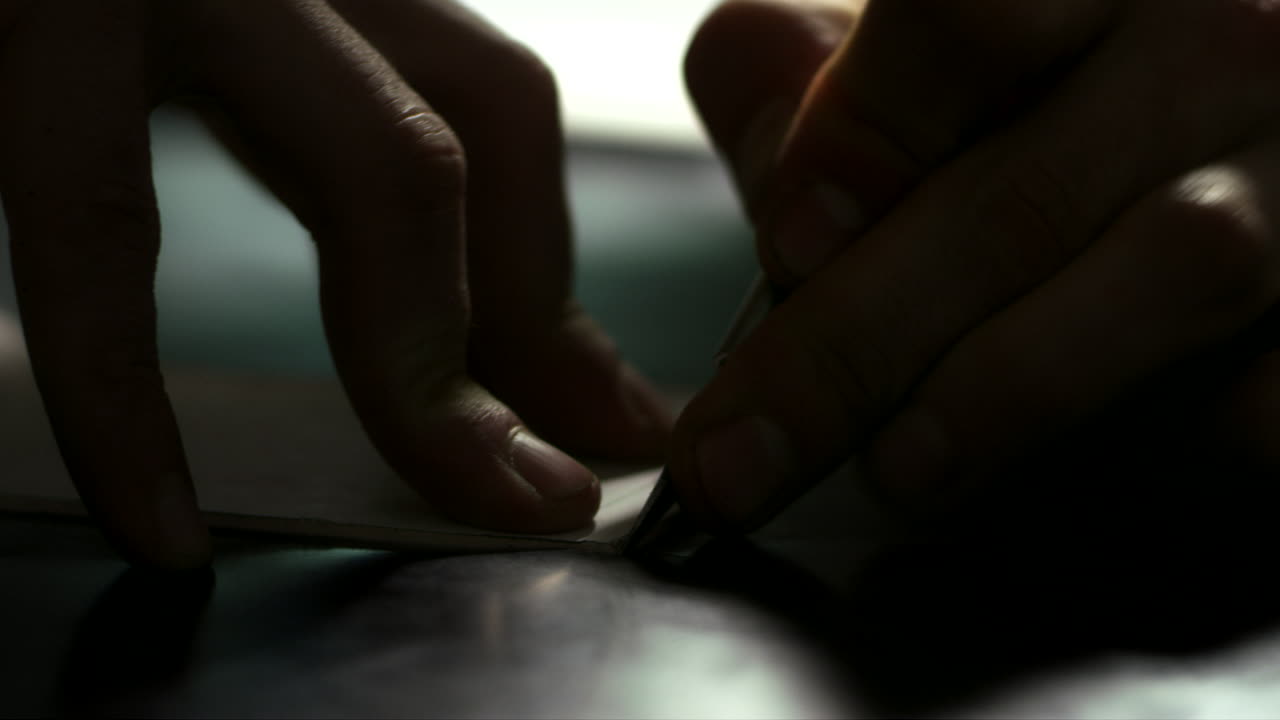 corte de patrones de cuero. cerca de las manos del trabajador de cuero cortando cuero