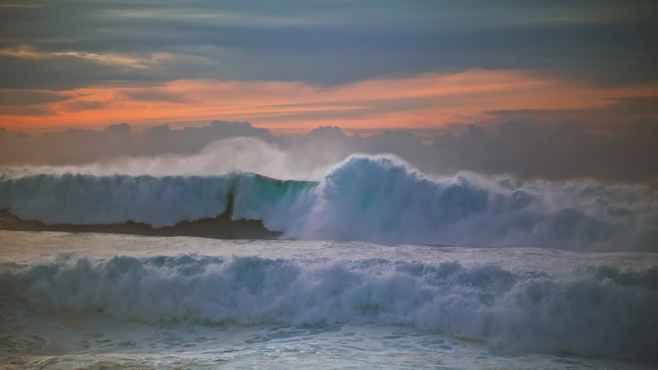 las olas de la tormenta del océano rodando hacia la orilla. grandes olas poderosas chocando contra el cielo nublado.