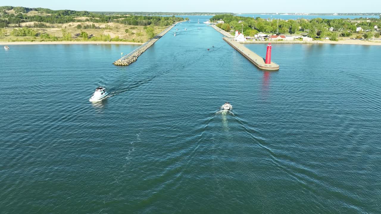 el tráfico de barcos que fluye dentro y fuera del canal que conecta el lago michigan con el lago muskegon