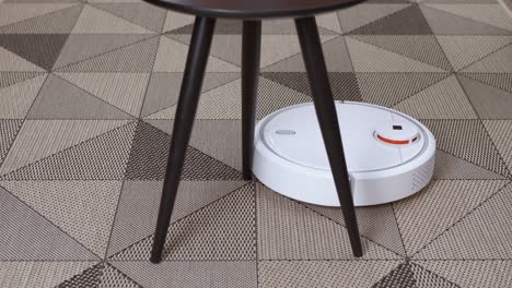 el robot inteligente limpia la casa.