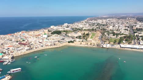 ciudad portuaria en galilea desde un avión no tripulado