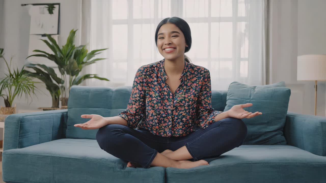 집에서 소파에 앉아 있는 여자