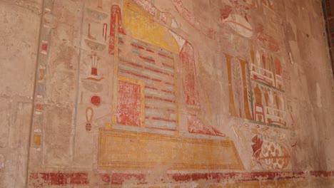 Bunte-Hieroglyphen-Säumen-Die-Wände-Antiker-Tempel-Und-Gräber-Im-Tal-Der-Könige-Und-Im-Hatschepsut-Tempel