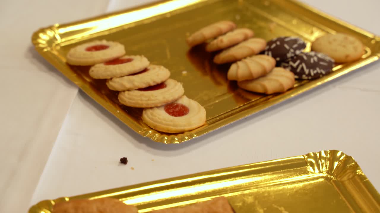 bandejas de bollo de pan y galletas variadas en la mesa del buffet