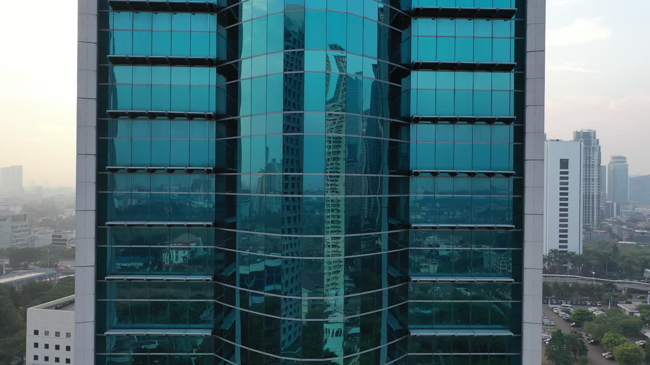 reflejos de edificios de gran altura en un paisaje urbano brumoso