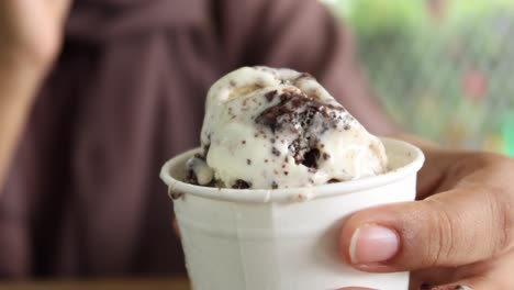 mujeres jóvenes comiendo helado de sabor a chocolate