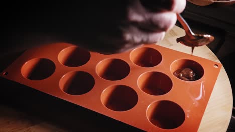 molde de plástico para magdalenas que se llena con la mezcla de masa para pastel de chocolate y plátano