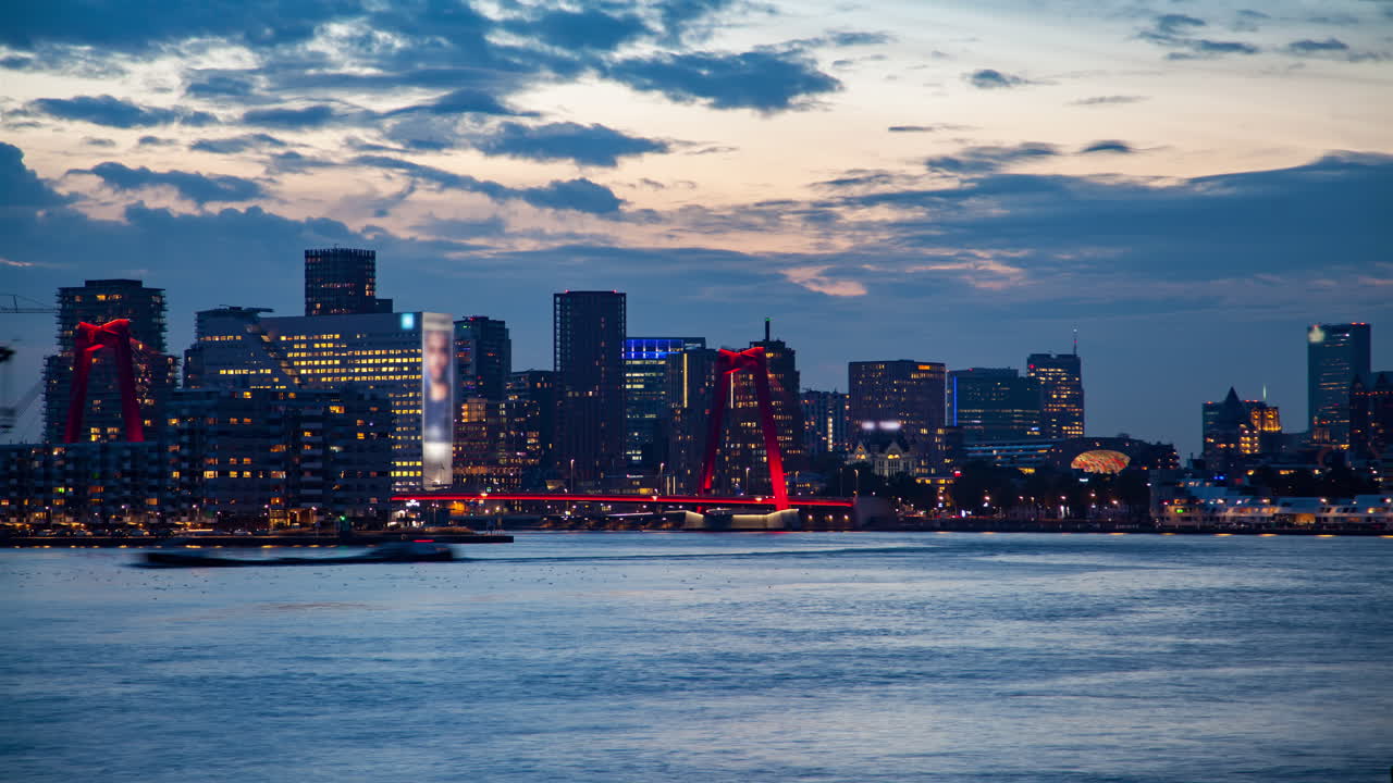 el atardecer nublado de otoño de rotterdam