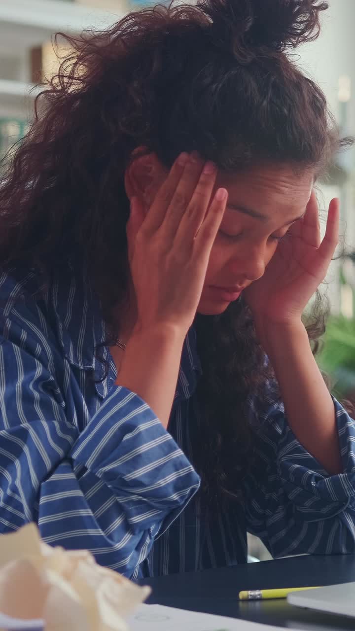 Donna afroamericana e indiana concentrata sui suoi compiti di studio a casa