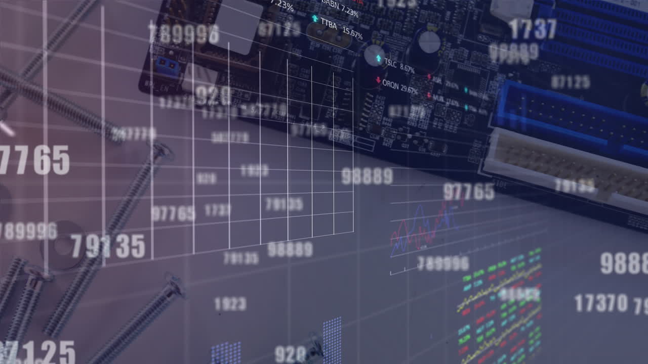 animazione di numeri mutevoli e elaborazione dei dati del mercato azionario contro il close-up di una scheda a circuiti.
