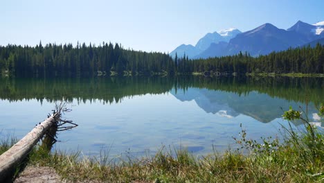 Sommerlicher-Klarer-Blauer-Seeblick-Mit-Schöner-Bergkette-Und-Klarem-Blauem-Himmel-Im-Sommerurlaub-In-Herbert-Lake-Im-Banff-nationalpark,-Alberta-In-Kanada