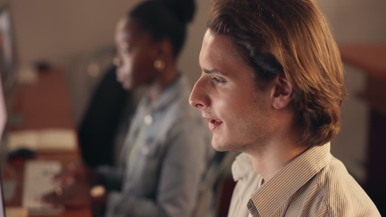 직장에서 피곤한 직원