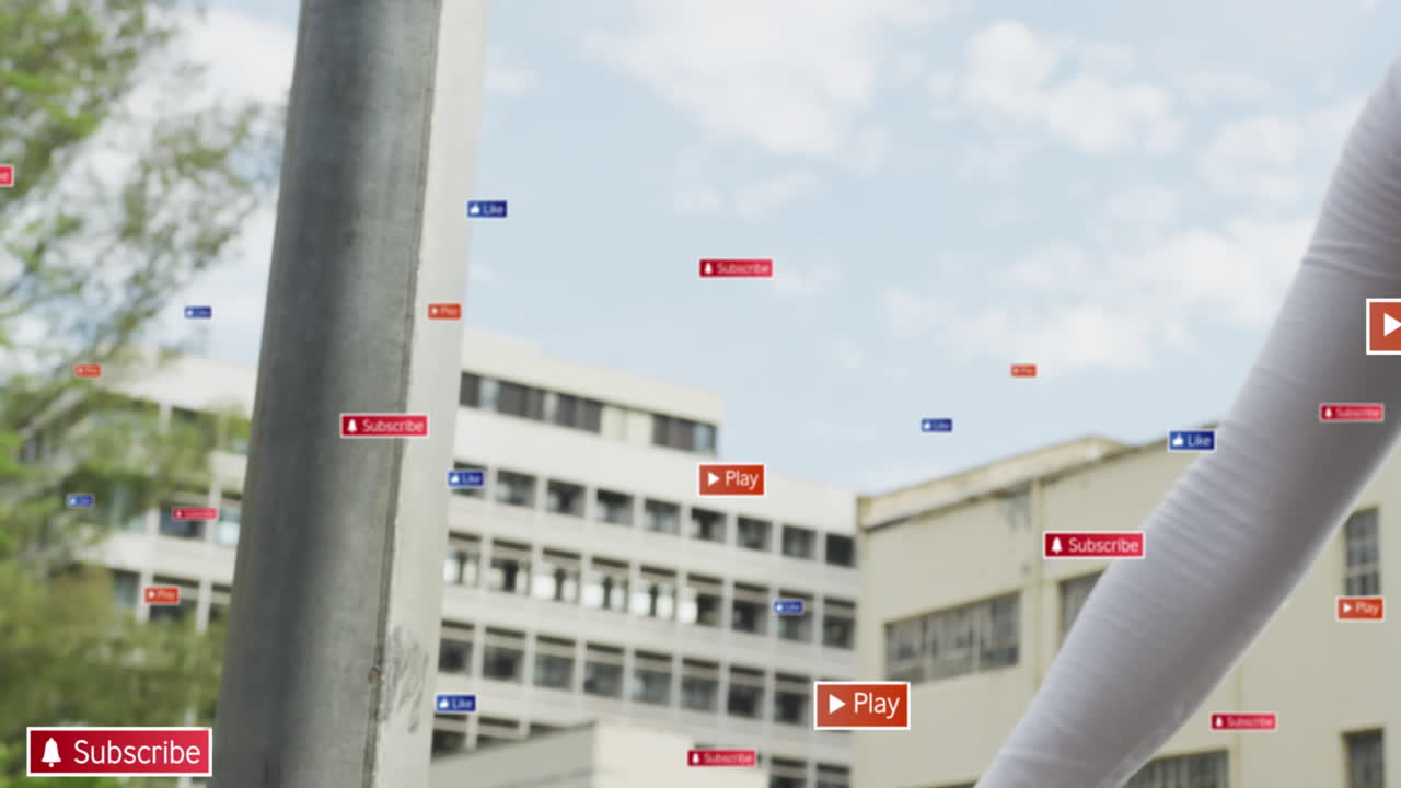 animación del procesamiento de datos de las redes sociales sobre vendedora biracial en un café