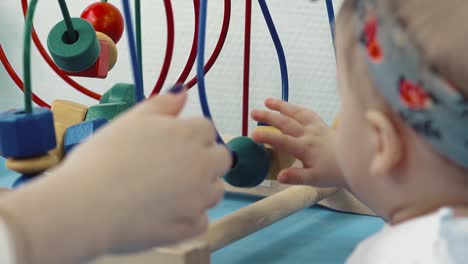 niño juega con un juguete multicolor 15