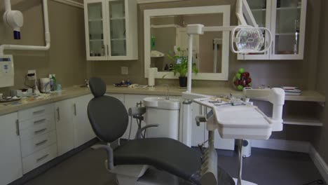 Leerer-Innenraum-Der-Zahnklinik-Mit-Schwarzem-Zahnarztstuhl-Und-Werkzeugen