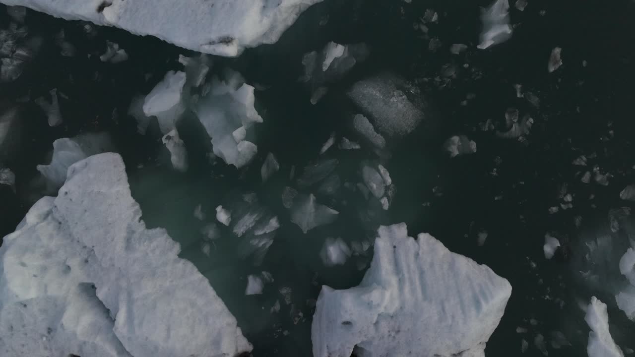 아이슬란드 빙하에서 녹는 빙산, 상단에서 아래로 공중 사진