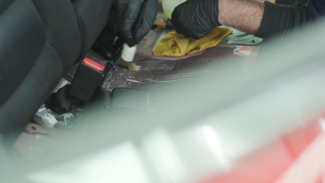 limpieza profesional de automóviles. lavado de sars. detalles interiores. limpieza en seco y detalles del interior de un automóvil. limpeza profunda de asientos. limpeza de espuma en el lavado de automóviles; limpieza del panel del automóvil del polvo. una aspiradora