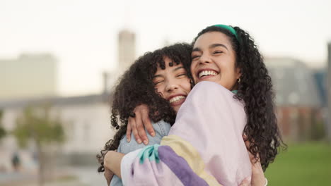 Una-Pareja-Emocionada,-Lesbiana-O-Feliz-Se-Abraza-Con-Confianza.