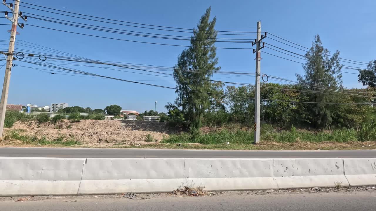 나무 와 전력 라인 을 가진 풍경 을 지나간다