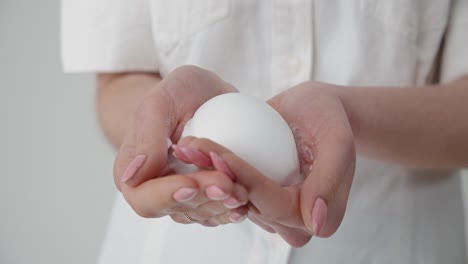 bola suave y esponjosa de crema blanca en manos femeninas