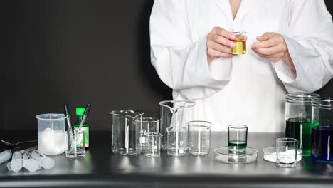 experimento científico con varios líquidos y equipos de laboratorio
