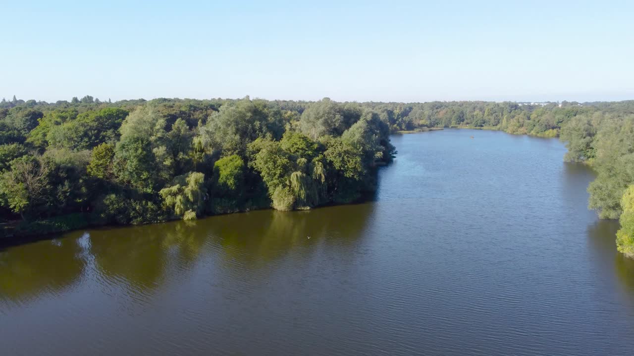 Toma de dron de lago y bosque en Norwich, Inglaterra