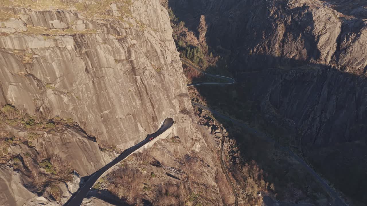 Strada di montagna che entra ed esce da un tunnel nella Norvegia meridionale. Filmato con drone