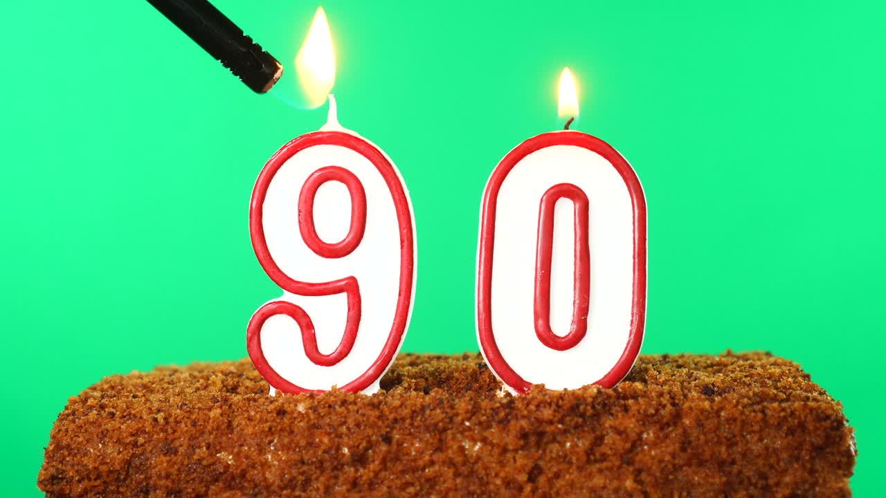 숫자 90이 켜진 불과 함께 케이크, 크로마 키, 녹색 스크린, 고립