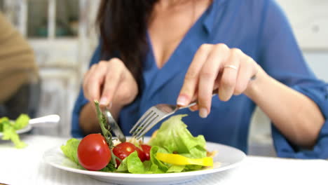 mujer comiendo una comida fresca