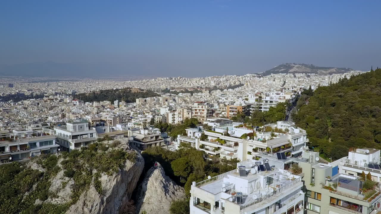 아테네 그리스, 4k의 규모를 드러내는 상승하는 공중 드론 샷을 느리게 함