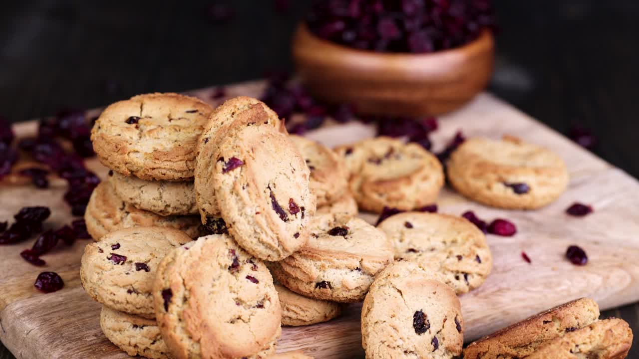 la caduta dei biscotti di mirtillo spinto dalla mano di una persona