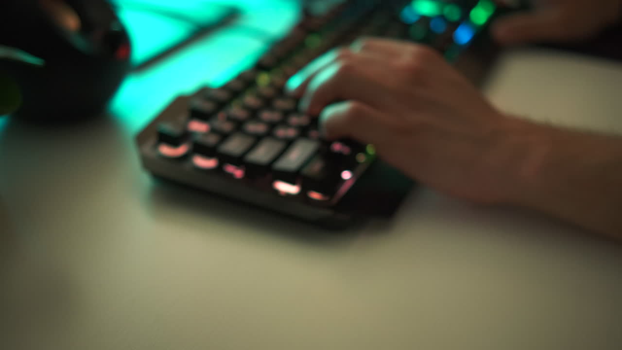 persona che gioca su una tastiera rgb